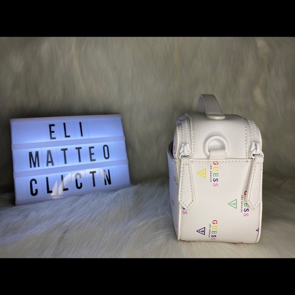 Guess camera bag 🇨🇦 - Picture 2 of 3